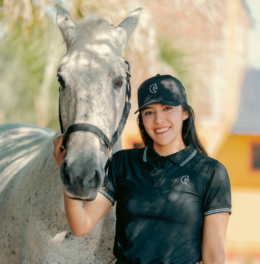 Polo Negra con bordado - vista lateral | Equinomex