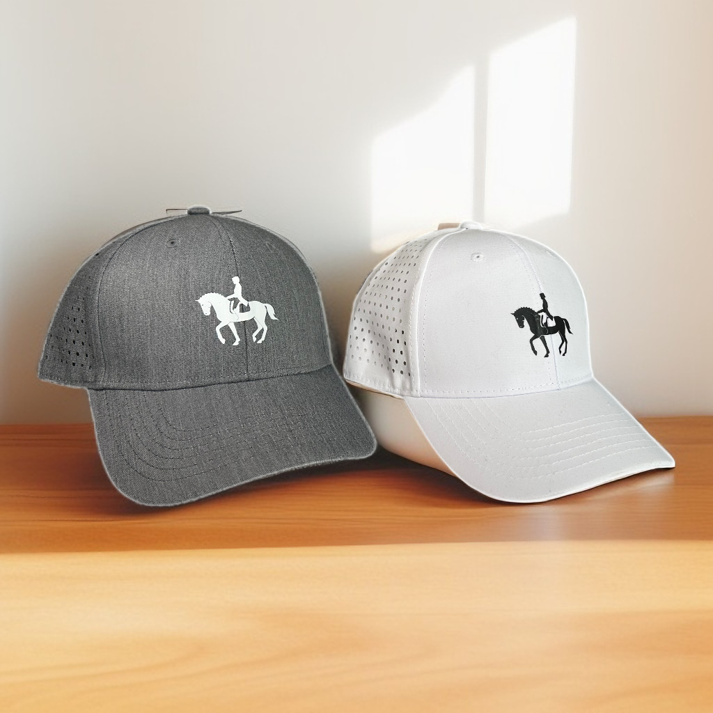 Gorra Gris con Estampado Ecuestre